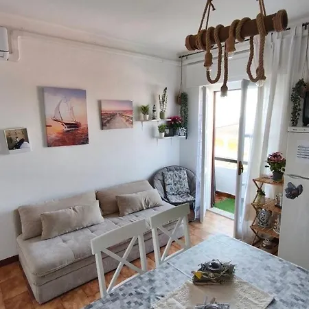 Flora Fronte Mare Ferienhaus *