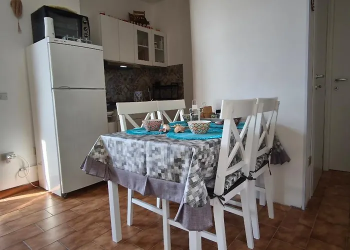 Flora Fronte Mare Кастельсардо